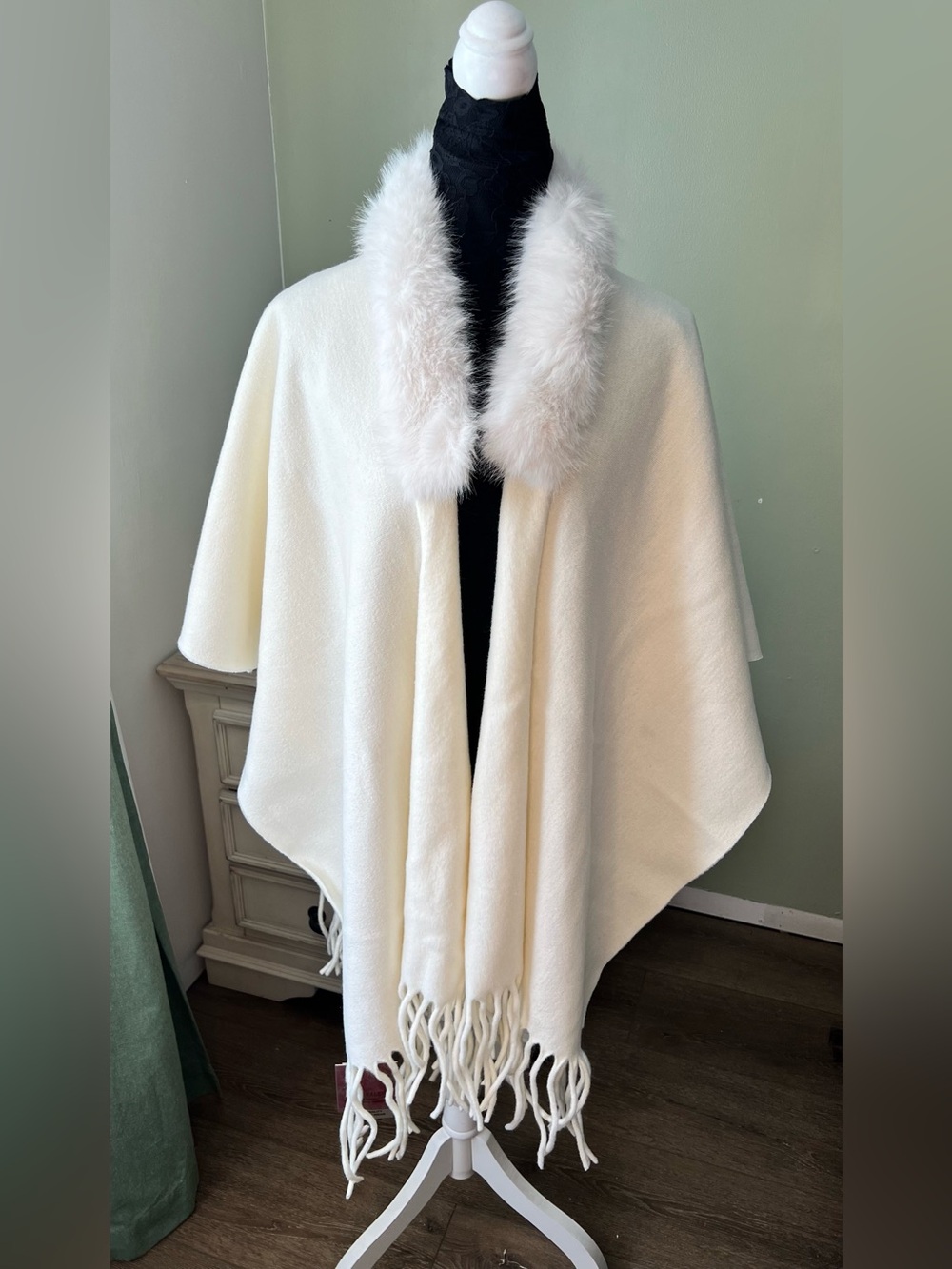 Coco Kalede The creator light luxury fashion faux fur-trimmed poncho cape coat